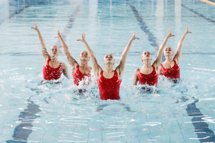 équipe-féminine-de-natation-en-bord-de-piscine